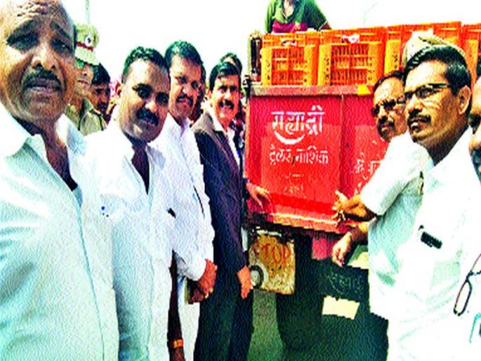 Vehicle Refiners in the market vehicles | वणी बाजारात वाहनांना रिफ्लेक्टर Vehicle Refiners in the market vehicles | वणी बाजारात वाहनांना रिफ्लेक्टर