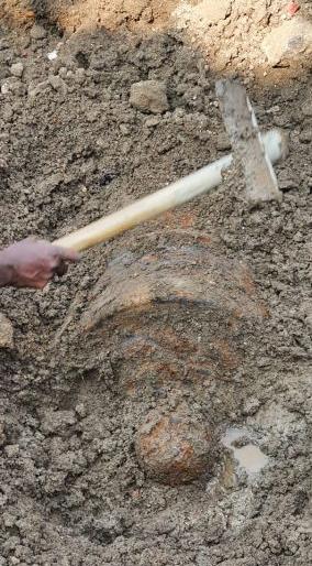 Two canons were found at Kasturchand Park in Nagpur | नागपुरातील कस्तुरचंद पार्कवर खोदकामात पुन्हा सापडल्या दोन तोफा Two canons were found at Kasturchand Park in Nagpur | नागपुरातील कस्तुरचंद पार्कवर खोदकामात पुन्हा सापडल्या दोन तोफा