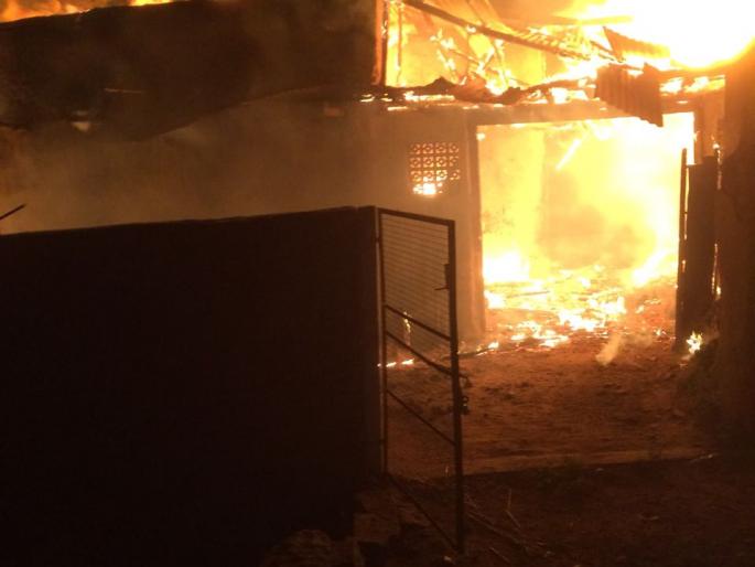 Life of two families survived by the school child's action in Wardha | शाब्बास रे पठ्ठे ! वर्ध्यात शाळकरी मुलाच्या प्रसंगावधानाने वाचले दोन कुटुंबांचे प्राण; भीषण जिवीतहानी टळली Life of two families survived by the school child's action in Wardha | शाब्बास रे पठ्ठे ! वर्ध्यात शाळकरी मुलाच्या प्रसंगावधानाने वाचले दोन कुटुंबांचे प्राण; भीषण जिवीतहानी टळली