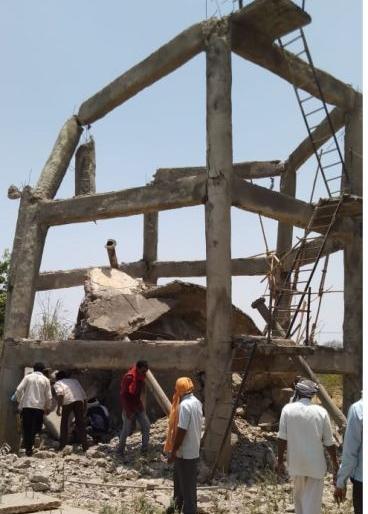 Two laborers injured in collapsing while breaking old tank of water in Bhandara district | भंडारा जिल्ह्यात पाण्याची जुनी टाकी तोडताना खाली कोसळून दोन मजूर जखमी Two laborers injured in collapsing while breaking old tank of water in Bhandara district | भंडारा जिल्ह्यात पाण्याची जुनी टाकी तोडताना खाली कोसळून दोन मजूर जखमी