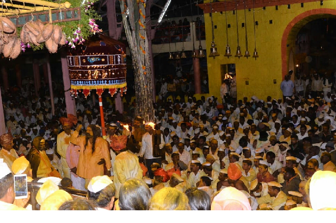 Pakistan will get possession of fourth part; Prophecy of God's pilgrimage of Mr. Halisdhanath of Appachachiwadi | पाकिस्तानातील चौथाई भागावर कब्जा मिळेल; आप्पाचीवाडीच्या श्री हालसिध्दनाथ देवाच्या यात्रेतील भाकणूक Pakistan will get possession of fourth part; Prophecy of God's pilgrimage of Mr. Halisdhanath of Appachachiwadi | पाकिस्तानातील चौथाई भागावर कब्जा मिळेल; आप्पाचीवाडीच्या श्री हालसिध्दनाथ देवाच्या यात्रेतील भाकणूक