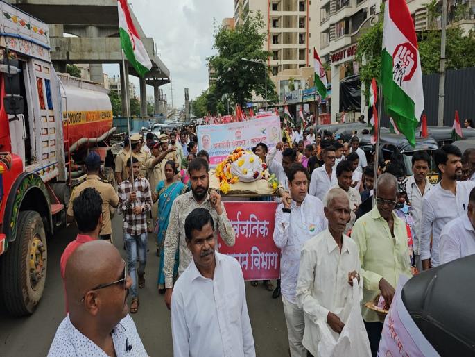 March with tirade of Shram Jivi organization on municipal headquarters | महापालिका मुख्यालयावर श्रमजीवी संघटनेचा तिरडी घेऊन मोर्चा 
