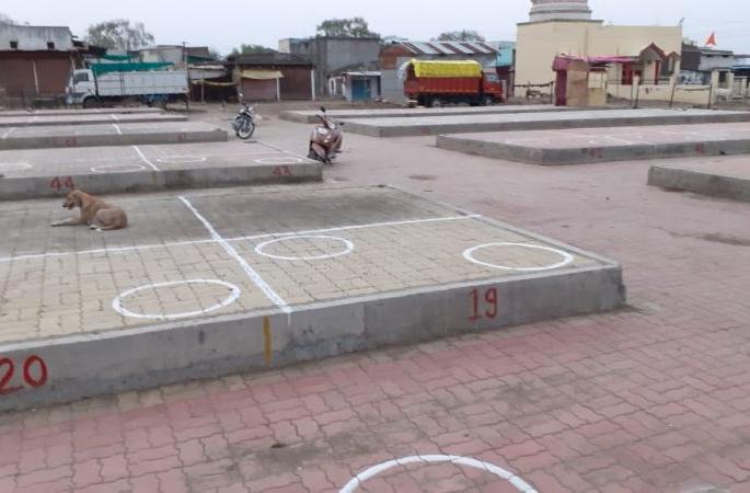 In order to maintain a safe distance, the vegetable market of Hinganghat in Wardha district was changed | Corona Virus in Wardha; सुरक्षित अंतर राखण्यासाठी वर्धा जिल्ह्यातील हिंगणघाटच्या भाजीबाजाराची जागा बदलली In order to maintain a safe distance, the vegetable market of Hinganghat in Wardha district was changed | Corona Virus in Wardha; सुरक्षित अंतर राखण्यासाठी वर्धा जिल्ह्यातील हिंगणघाटच्या भाजीबाजाराची जागा बदलली