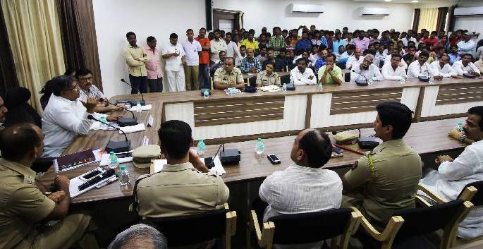 Chandrakant Dudh gave confusion over Ganeshwishar's procession in order to seize Dolby | गणेशविसर्जन मिरवणुकीत डॉल्बी लावल्यास जप्त : चंद्रकांतदादांनी दिला दम