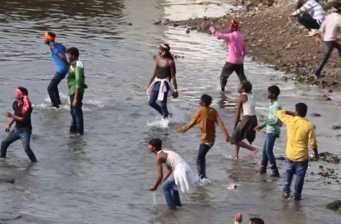 Coronation on the traditional bloody Holi in Yavatmal district | यवतमाळ जिल्ह्यातील परंपरागत रक्तरंजित होळीवर कोरोनाचे सावट Coronation on the traditional bloody Holi in Yavatmal district | यवतमाळ जिल्ह्यातील परंपरागत रक्तरंजित होळीवर कोरोनाचे सावट