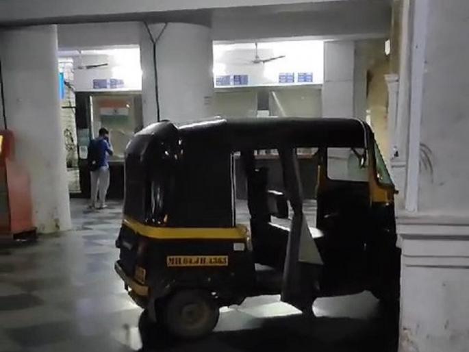 rickshaw boarded on the railway platform itself Incident at Mira Road | चक्क रेल्वे फलाटावरच चढवली रिक्षा; मीरारोड येथील घटना rickshaw boarded on the railway platform itself Incident at Mira Road | चक्क रेल्वे फलाटावरच चढवली रिक्षा; मीरारोड येथील घटना