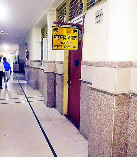 Lok Sabha Election 2019; Open violation of code of conduct in Nagpur Municipal Corporation | Lok Sabha Election 2019; नागपूर मनपा मुख्यालयात आचारसंहितेचे खुलेआम उल्लंघन Lok Sabha Election 2019; Open violation of code of conduct in Nagpur Municipal Corporation | Lok Sabha Election 2019; नागपूर मनपा मुख्यालयात आचारसंहितेचे खुलेआम उल्लंघन