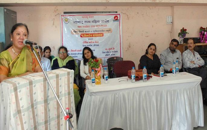 Women have to break the sentence of justice | महिलांनी अन्यायाला वाचा फोडावी