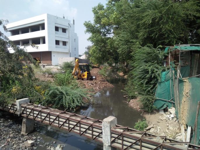 Start the drain work of the wall | नाला संरक्षक भिंतीच्या कामास प्रारंभ Start the drain work of the wall | नाला संरक्षक भिंतीच्या कामास प्रारंभ