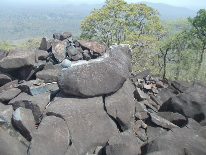 Different sound gets from rock on hill in Gadchiroli district | गडचिरोली जिल्ह्यातल्या बाजागड डोंगरावरील दगड वाजतो टिंग.. टिंग.. Different sound gets from rock on hill in Gadchiroli district | गडचिरोली जिल्ह्यातल्या बाजागड डोंगरावरील दगड वाजतो टिंग.. टिंग..