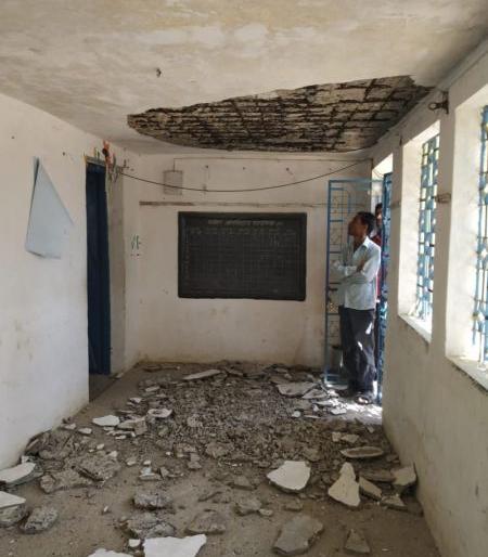 The slabs of school collapsed in Gondia district | गोंदिया जिल्ह्यातील शाळेच्या स्लॅबचे प्लास्टर कोसळले