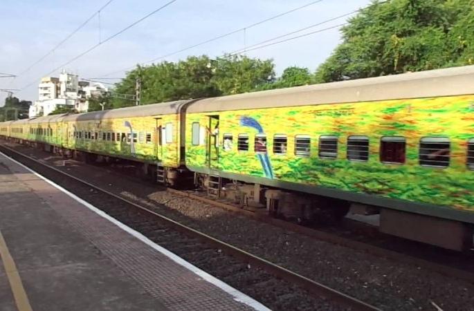 In the Nagpur-Mumbai Duronto's new LHB coach, the passengers are in trouble | नागपूर-मुंबई दुरांतोच्या नव्या एलएचबी कोचमध्ये प्रवाशांना त्रास In the Nagpur-Mumbai Duronto's new LHB coach, the passengers are in trouble | नागपूर-मुंबई दुरांतोच्या नव्या एलएचबी कोचमध्ये प्रवाशांना त्रास