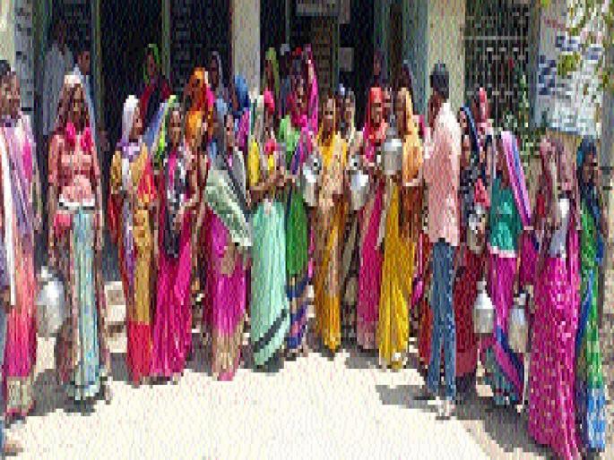 Handa movement in front of Panchsheel women | तालखेडच्या महिलांचे पं.स.समोर हंडा आंदोलन Handa movement in front of Panchsheel women | तालखेडच्या महिलांचे पं.स.समोर हंडा आंदोलन