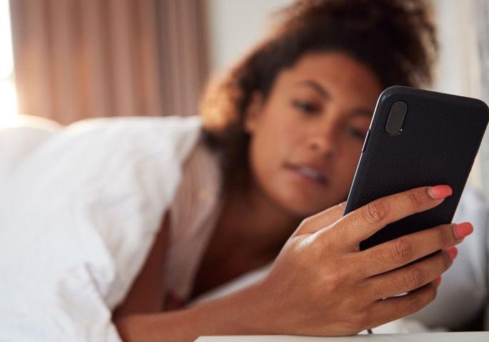 Corona, mobile crazy sleep deprived! | कोरोना, मोबाईल वेडाने उडवली झोप !