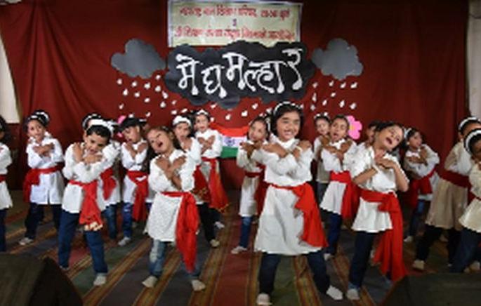 Rain songs, colorful stories loaded the present | पाऊस गाणी, रंजक कथांनी उपस्थित भारावले Rain songs, colorful stories loaded the present | पाऊस गाणी, रंजक कथांनी उपस्थित भारावले