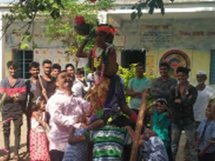 Students give message of tree conservation from Dahihandi festival | विद्यार्थ्यांनी दहिहंडीच्या उत्सवातून दिला वृक्ष संवर्धनाचा संदेश Students give message of tree conservation from Dahihandi festival | विद्यार्थ्यांनी दहिहंडीच्या उत्सवातून दिला वृक्ष संवर्धनाचा संदेश