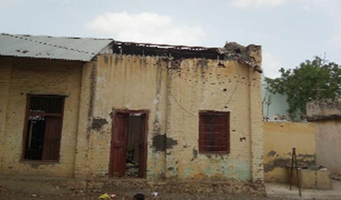 The old building of the girl school should collapse | कन्या शाळेची जीर्ण इमारत जमीनदोस्त करावी The old building of the girl school should collapse | कन्या शाळेची जीर्ण इमारत जमीनदोस्त करावी