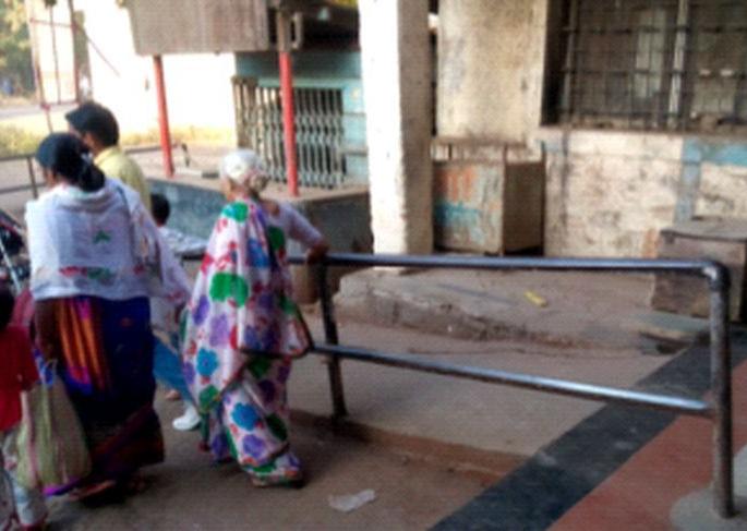 Wheelchair namesake, seniors with disabilities exercise at the bus stop | व्हीलचेअर नावालाच, दिव्यांगासह ज्येष्ठांची बसस्थानकात कसरत