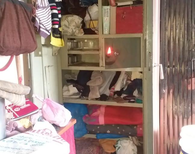 Jawaharnagar four-storey house with burglar, Jewelery and cash in four places | जवाहरनगर सिरतमोहल्ला परिसरात चार ठिकाणी घरफोडी, बारा तोळे दागिन्यांसह रोकड लंपास Jawaharnagar four-storey house with burglar, Jewelery and cash in four places | जवाहरनगर सिरतमोहल्ला परिसरात चार ठिकाणी घरफोडी, बारा तोळे दागिन्यांसह रोकड लंपास