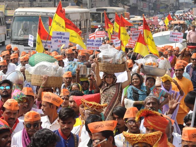 Front of District Collectorate 'Ghaushal' | जिल्हाधिकारी कार्यालयासमोर मोर्चाने ‘गोंधळ’ Front of District Collectorate 'Ghaushal' | जिल्हाधिकारी कार्यालयासमोर मोर्चाने ‘गोंधळ’