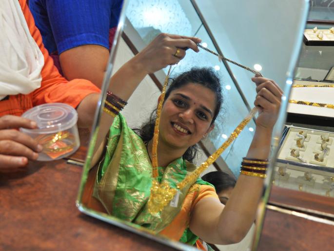 Purchase of jewelery on Gurupushyamrit Yoga; Consequences of falling rates | गुरुपुष्यामृत योगावर दागिन्यांची खरेदी; दर उतरल्याचा परिणाम Purchase of jewelery on Gurupushyamrit Yoga; Consequences of falling rates | गुरुपुष्यामृत योगावर दागिन्यांची खरेदी; दर उतरल्याचा परिणाम