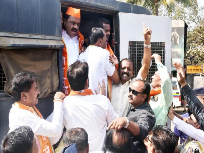 Uddhav Sena holds a protest in Kolhapur against ST Bus Ticket Price hike | ST Bus Ticket Price: एसटी भाडेवाढविरोधात कोल्हापुरात उद्धवसेनेचा चक्काजाम Uddhav Sena holds a protest in Kolhapur against ST Bus Ticket Price hike | ST Bus Ticket Price: एसटी भाडेवाढविरोधात कोल्हापुरात उद्धवसेनेचा चक्काजाम