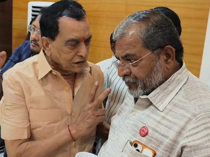 The video of Raju Shetty's meeting with Mahadevrao Mahadik went viral | राजू, तू लोकसभेच्या कामाला जोर लाव, महादेवराव महाडिक यांच्या भेटीचा व्हिडीओ व्हायरल