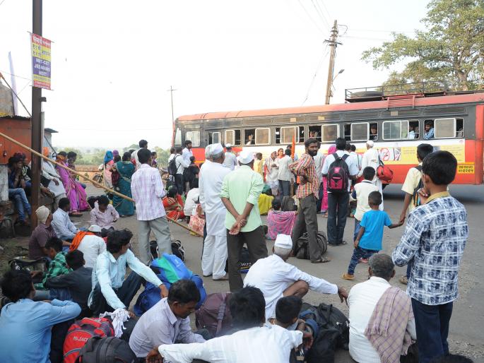 Kolhapur: Mandav, on the Panchganga Ghat for construction of Jatiba yatra, setting up of sheds, additional buses to run from Thursday | कोल्हापूर : जोतिबा यात्रेसाठी पंचगंगा घाटावर मांडव, गुरुवारपासून धावणार जादा बसेस Kolhapur: Mandav, on the Panchganga Ghat for construction of Jatiba yatra, setting up of sheds, additional buses to run from Thursday | कोल्हापूर : जोतिबा यात्रेसाठी पंचगंगा घाटावर मांडव, गुरुवारपासून धावणार जादा बसेस