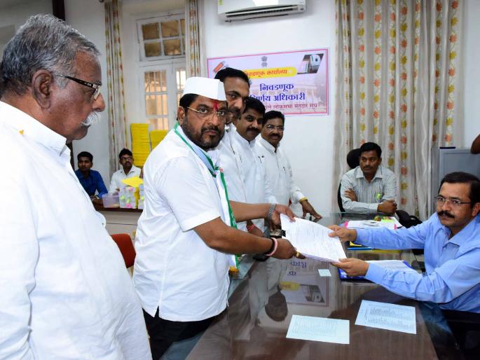 Raju Shetty's application for power demonstration: Rally from bullock cart | शक्तीप्रदर्शनाने राजू शेट्टी यांचा अर्ज दाखल : बैलगाडीतून रॅली