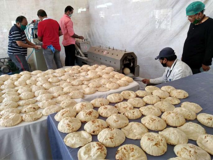 Two thousand chapatis per day by machine | मशीनने रोज दोन हजार चपात्या : रोज ८०० लोकांना फूड पॅकेटचे वाटप Two thousand chapatis per day by machine | मशीनने रोज दोन हजार चपात्या : रोज ८०० लोकांना फूड पॅकेटचे वाटप
