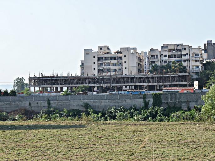 Construction in the red zone became a key issue | रेड झोनमधील बांधकामे बनली कळीचा मुद्दा, नियमांतील पळवाट शोधून परिसरात शेकडो बांधकामे Construction in the red zone became a key issue | रेड झोनमधील बांधकामे बनली कळीचा मुद्दा, नियमांतील पळवाट शोधून परिसरात शेकडो बांधकामे