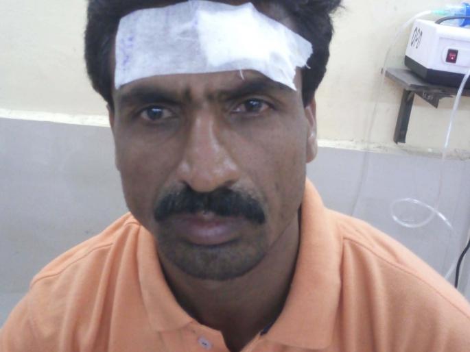 Gold bait loses two and a half lakh worth of robbery with gold jewelery | स्वस्तात सोन्याच्या आमिषाने अडीच लाखाला लुटले जतच्या सराफासह तिघांना मारहाण : दरोड्याचा गुन्हा Gold bait loses two and a half lakh worth of robbery with gold jewelery | स्वस्तात सोन्याच्या आमिषाने अडीच लाखाला लुटले जतच्या सराफासह तिघांना मारहाण : दरोड्याचा गुन्हा