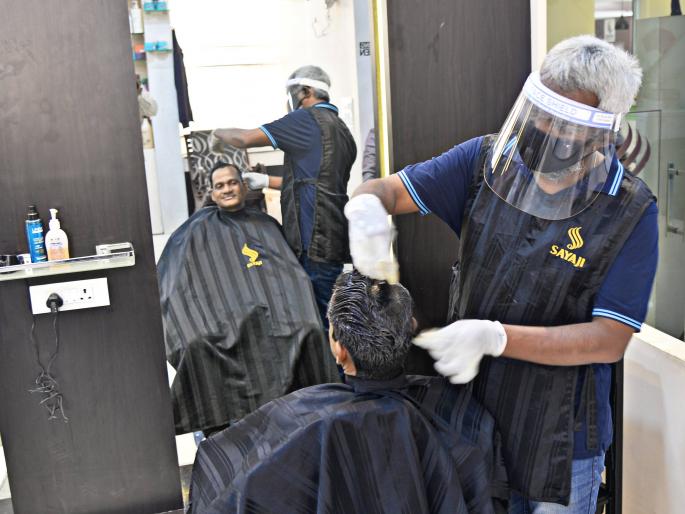 corona virus: Salon starts after four months, ST Ran | Coronavirus Unlock : चार महिन्यांनी सलून सुरू, एस.टी. धावली corona virus: Salon starts after four months, ST Ran | Coronavirus Unlock : चार महिन्यांनी सलून सुरू, एस.टी. धावली