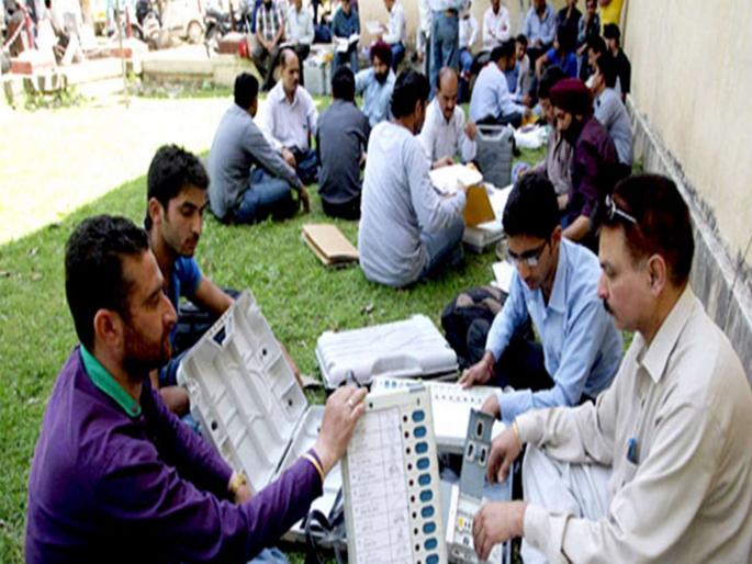 One crore meal for election workers, laddoo party with ground nut | निवडणूक कर्मचाऱ्यांसाठी एक कोटीची जेवणावळ, डाळभातासह लाडूंची मेजवानी One crore meal for election workers, laddoo party with ground nut | निवडणूक कर्मचाऱ्यांसाठी एक कोटीची जेवणावळ, डाळभातासह लाडूंची मेजवानी