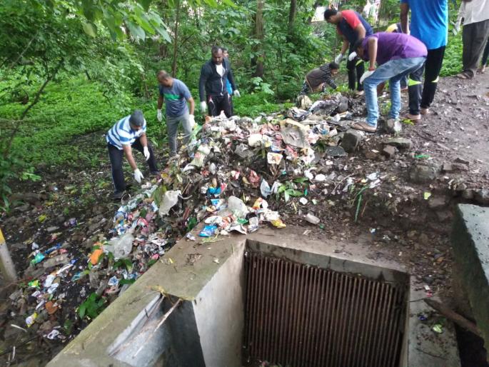 In eleven days ten thousand tons of garbage, sludge picked up, raise another eight days in flood affected areas | अकरा दिवसांत कोल्हापूर शहरातील दहा हजार टन कचरा, गाळ उचलला In eleven days ten thousand tons of garbage, sludge picked up, raise another eight days in flood affected areas | अकरा दिवसांत कोल्हापूर शहरातील दहा हजार टन कचरा, गाळ उचलला