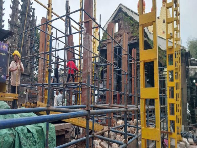 Construction of eight wooden pillars of Garuda Mandap in Ambabai Temple premises begins | Kolhapur: अंबाबाई मंदिर परिसरातील गरुड मंडपातील आठ लाकडी खांबांच्या उभारणीला सुरुवात