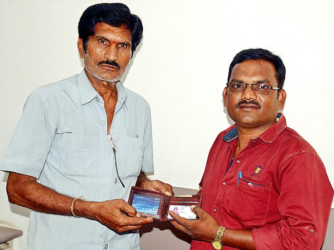 What is honesty, read this before ... | प्रामाणिकता काय असते, आधी हे वाचा... What is honesty, read this before ... | प्रामाणिकता काय असते, आधी हे वाचा...