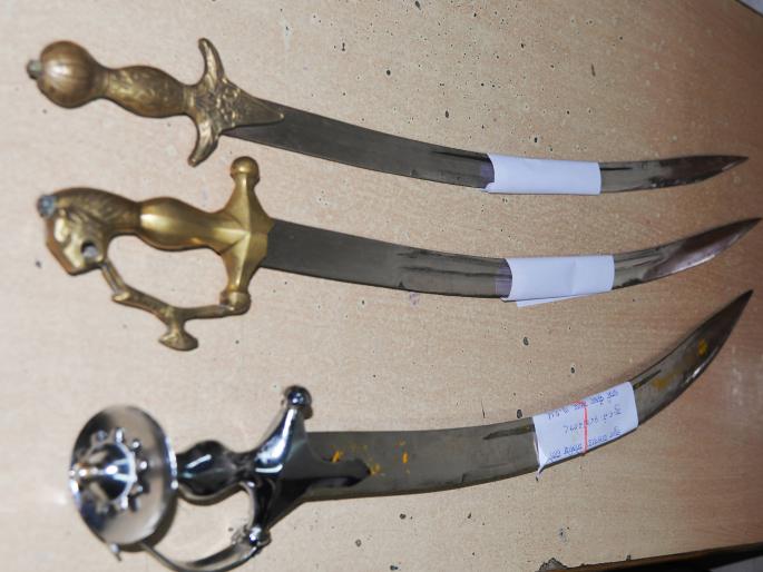 Kolhapur: The youth of Shivaji Peth, a terrorist who was attacked by the sword, was arrested | कोल्हापूर : तलवारीने दहशत करणाऱ्या शिवाजी पेठेतील तरुणास अटक Kolhapur: The youth of Shivaji Peth, a terrorist who was attacked by the sword, was arrested | कोल्हापूर : तलवारीने दहशत करणाऱ्या शिवाजी पेठेतील तरुणास अटक