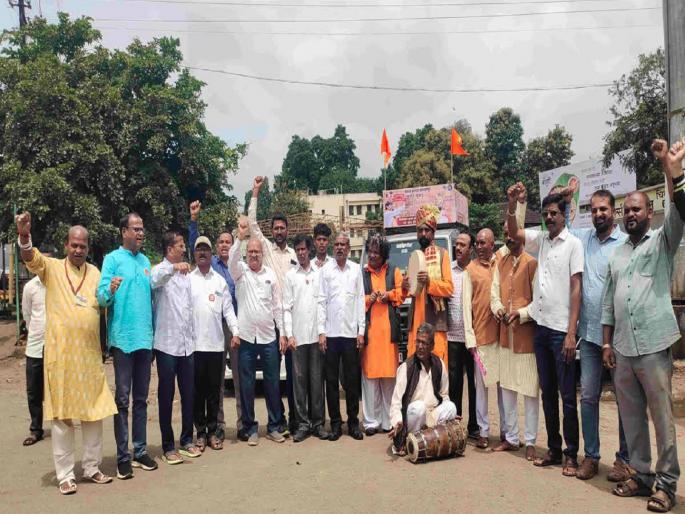 Shahir Dilip Sawant from Kolhapur beating the drum left for Mumbai with his colleagues to support Maratha protestor Manoj Jarange Patil | Maratha Reservation: कोल्हापूरच्या झोंबणार तुम्हाला मिरच्या, सरकार सांभाळा तुमच्या खुर्च्या-video Shahir Dilip Sawant from Kolhapur beating the drum left for Mumbai with his colleagues to support Maratha protestor Manoj Jarange Patil | Maratha Reservation: कोल्हापूरच्या झोंबणार तुम्हाला मिरच्या, सरकार सांभाळा तुमच्या खुर्च्या-video