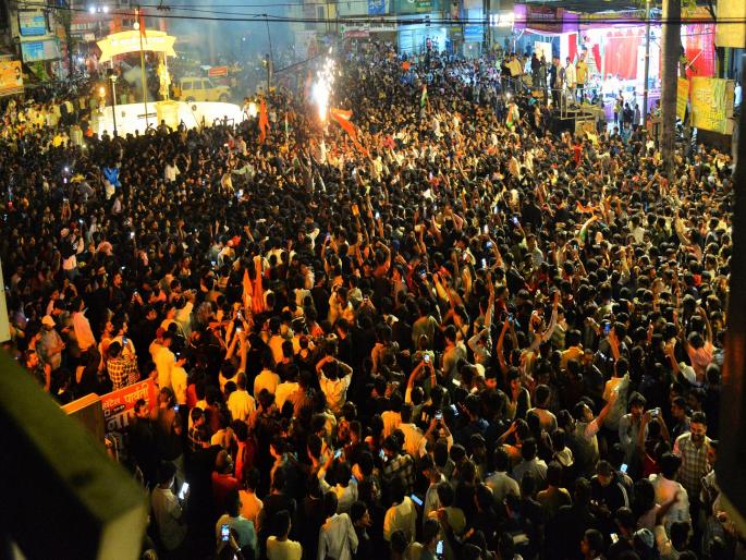 Youth celebrate in Kolhapur as India wins Asia Cup, police disperse crowd with batons | भारताने आशिया चषक जिंकताच कोल्हापुरात दसऱ्यापूर्वीच दिवाळी; तरुणाईचा जल्लोष, पोलिसांनी लाठीमार करून गर्दी पांगवली