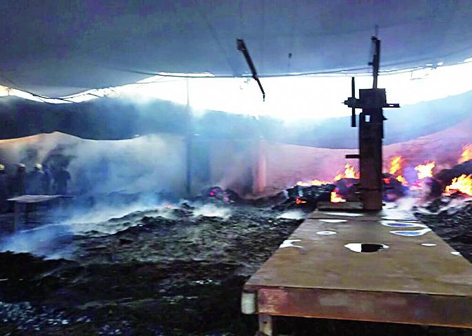 Four lacquers fire in Kapseet | कापसीत चार आरामशीनला आग