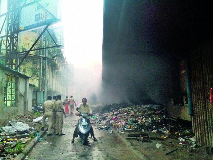 Fire brigade of Ramjulla railway | रामझुल्याखालील रेल्वेच्या कचºयाला आग Fire brigade of Ramjulla railway | रामझुल्याखालील रेल्वेच्या कचºयाला आग