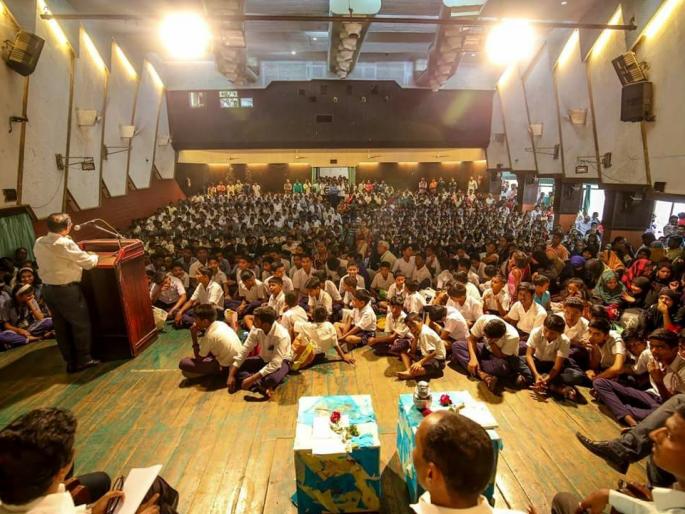 Sambhaji Kamble's Bharari 'Phoenix' Like a Bird Inspirational: Hildekar, Shilpa's performance in Chilar party in Kolhapur | संभाजी कांबळे यांची भरारी 'फिनिक्स' पक्ष्याप्रमाणे प्रेरणादायी : हिर्डेकर, कोल्हापुरात चिल्लर पार्टीतर्फे लघुपटाचे प्रदर्शन Sambhaji Kamble's Bharari 'Phoenix' Like a Bird Inspirational: Hildekar, Shilpa's performance in Chilar party in Kolhapur | संभाजी कांबळे यांची भरारी 'फिनिक्स' पक्ष्याप्रमाणे प्रेरणादायी : हिर्डेकर, कोल्हापुरात चिल्लर पार्टीतर्फे लघुपटाचे प्रदर्शन