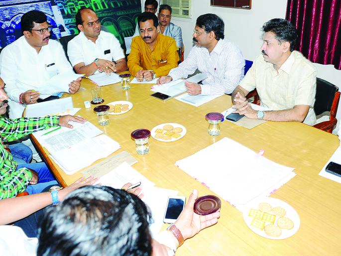 Take action against the doctors of CPR, which is organizing private hospitals: meeting of the Kolhapur visitor committee | खासगी रुग्णालये सांभाळणाऱ्या ‘सीपीआर’मधील डॉक्टरांवर कारवाई करा : कोल्हापूर अभ्यागत समितीची बैठक Take action against the doctors of CPR, which is organizing private hospitals: meeting of the Kolhapur visitor committee | खासगी रुग्णालये सांभाळणाऱ्या ‘सीपीआर’मधील डॉक्टरांवर कारवाई करा : कोल्हापूर अभ्यागत समितीची बैठक