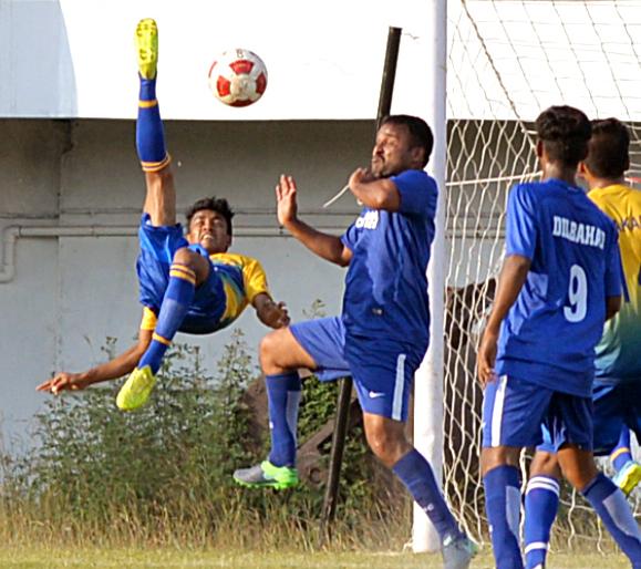 Kolhapur: The battle between 'B' - Dillbahar 'B' of PAT, equals the KSA Vocational Group League football tournament | कोल्हापूर :  पाटाकडील ‘ब ’ - दिलबहार ‘ब’ यांच्यातील लढत बरोबरीत, के.एस.ए.वरिष्ठ गट लीग फुटबॉल स्पर्धा