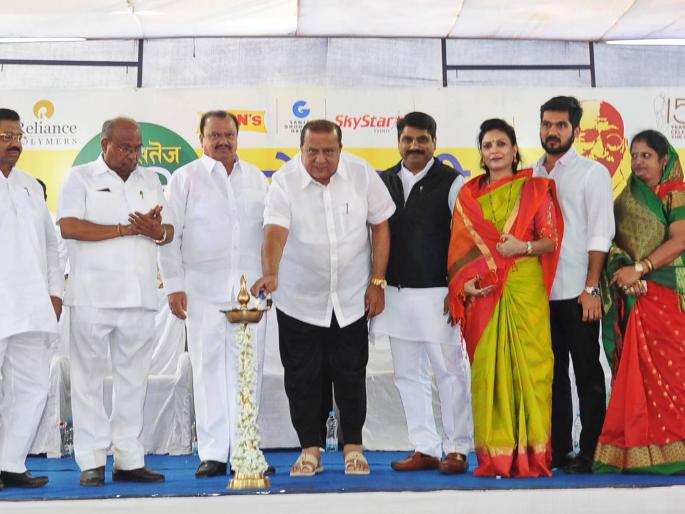 Kolhapur: Opening of Sage Agricultural Exhibition: Opening of the farm facilitator | कोल्हापूर :सतेज कृषी प्रदर्शन खुले: शेती सुलभ करणाऱ्या यंत्राची रेलचेल Kolhapur: Opening of Sage Agricultural Exhibition: Opening of the farm facilitator | कोल्हापूर :सतेज कृषी प्रदर्शन खुले: शेती सुलभ करणाऱ्या यंत्राची रेलचेल