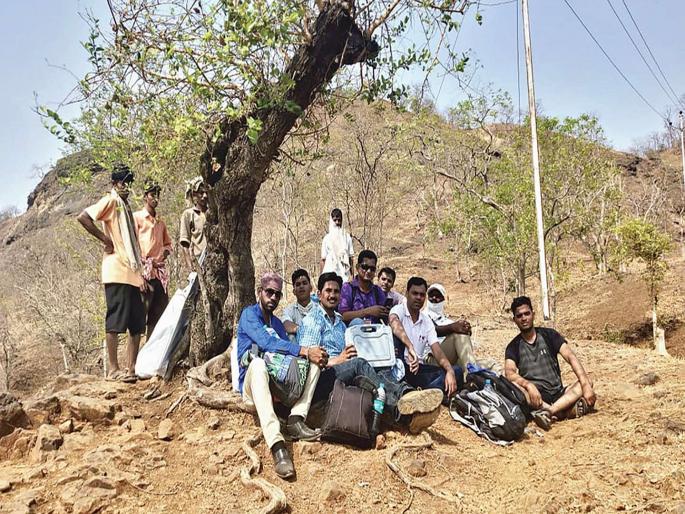 Staff reached at polling stations in remote locations | दुर्गम ठिकाणच्या मतदान केंद्रांवरही पोहोचले कर्मचारी Staff reached at polling stations in remote locations | दुर्गम ठिकाणच्या मतदान केंद्रांवरही पोहोचले कर्मचारी