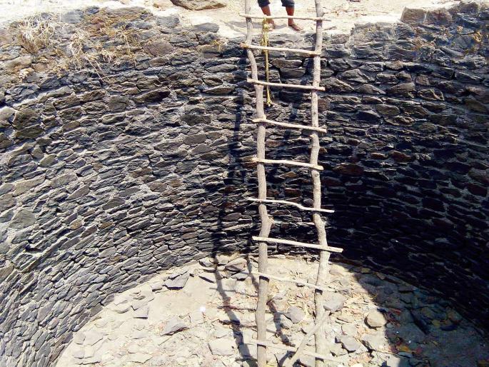 Citizens of Khairpada near Bhatsa are on the tankers | भातसाजवळील खैरपाड्यातील नागरिकांची टँकरवरच मदार Citizens of Khairpada near Bhatsa are on the tankers | भातसाजवळील खैरपाड्यातील नागरिकांची टँकरवरच मदार