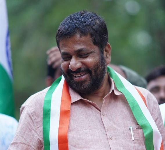 Bachchu Kadu spent the night in Kolam Gudi, a remote place; Sleeping soundly on the bed | बच्चू कडूंनी चक्क रात्र काढली दुर्गम जिवतीतील कोलाम गुड्यात; खाटेवर निवांत झोपले