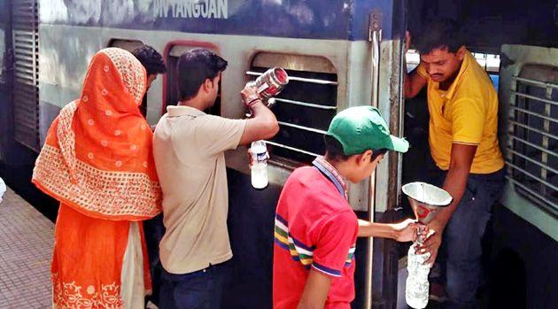 'Matka-Cola', which supplies water to every bogie in Gondia railway station | गोंदिया रेल्वेस्थानकात प्रत्येक बोगीतील प्रवाशांना पाणी पुरवणारा ‘मटका कोला’ 'Matka-Cola', which supplies water to every bogie in Gondia railway station | गोंदिया रेल्वेस्थानकात प्रत्येक बोगीतील प्रवाशांना पाणी पुरवणारा ‘मटका कोला’